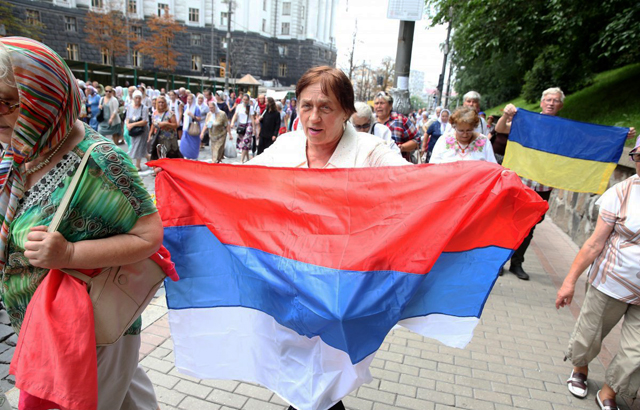 В центре Киева во время крестного хода УПЦ МП развернули флаг России (фото)